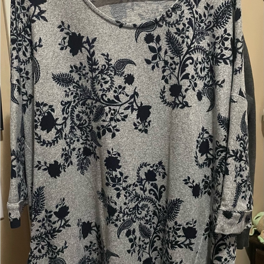 Suzy Shier Gray and Black Floral Sweater